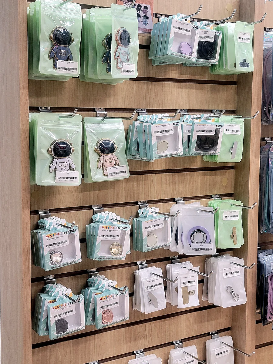 Display of magnetic rings and phone grips